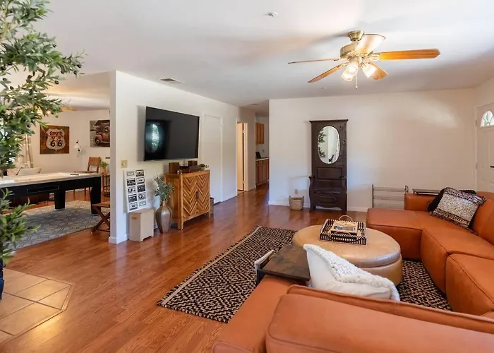 Stylish Country Cowboy Home With Hot Tub On 20 Acres
